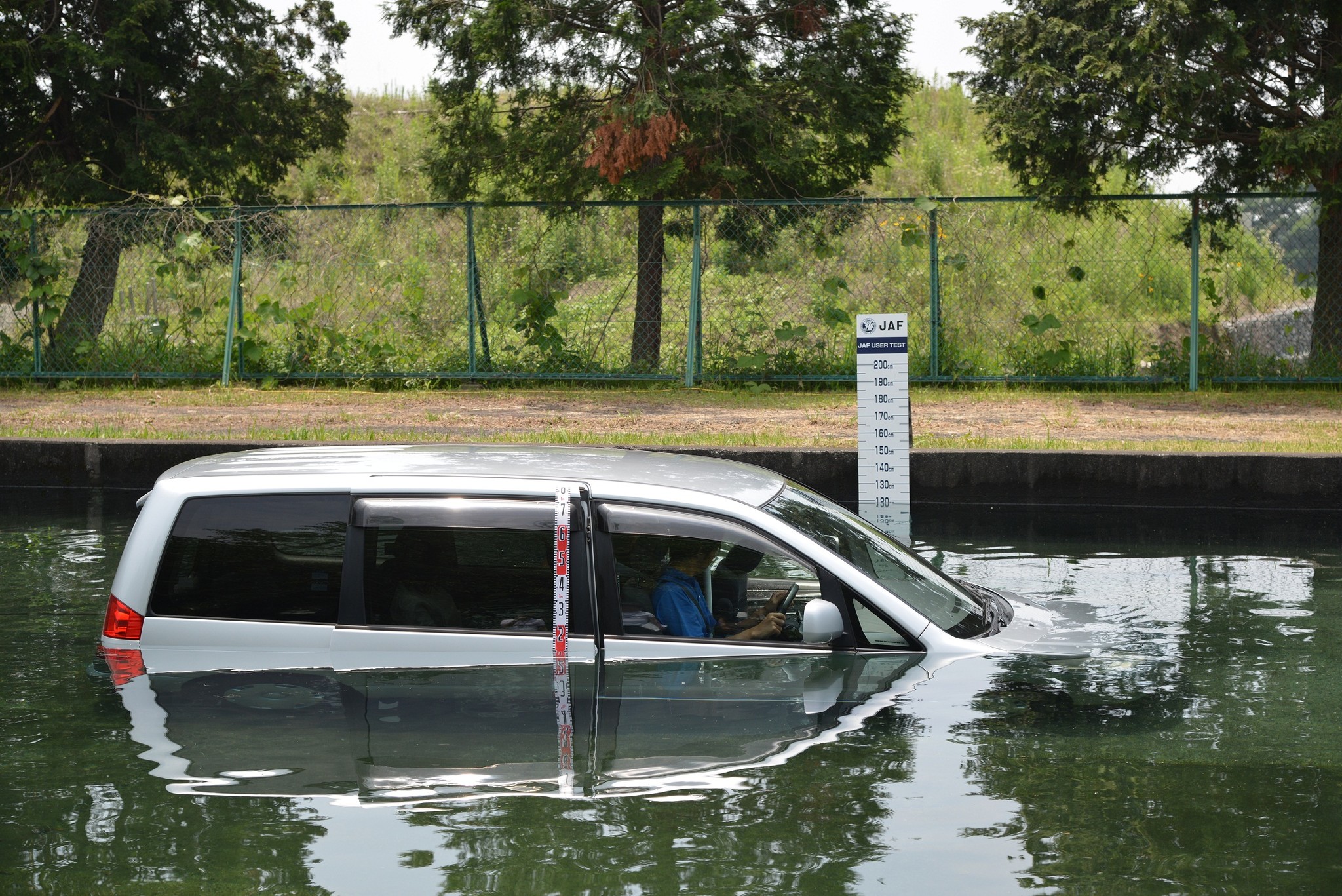 水没車両のドアは開くのか 何を使えば窓が割れるのか 水没車両の危険性と脱出方法を検証した動画を公開 Jafのプレスリリース 水没車両のドアは開くのか 何を使えば窓が割れるのか 水没車両の危険性と脱出方法を検証した動画を公開 Jafのプレスリリース