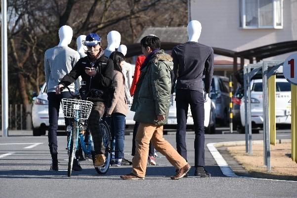 歩行中 自転車運転中の なか らスマホ 時の 視線計測と危険性の考察