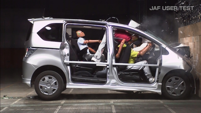 後席シートベルト非着用時の危険性について 自動車の衝突実験結果をホームページに公開 Jafのプレスリリース