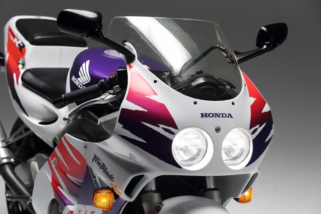 あなたがもう一度聞きたいエンジン音 投票で選ばれた懐かしのレーサーレプリカ 250cc ２台の動画を公開 Honda Cbr250rr Kawasaki Zxr250 Jafのプレスリリース