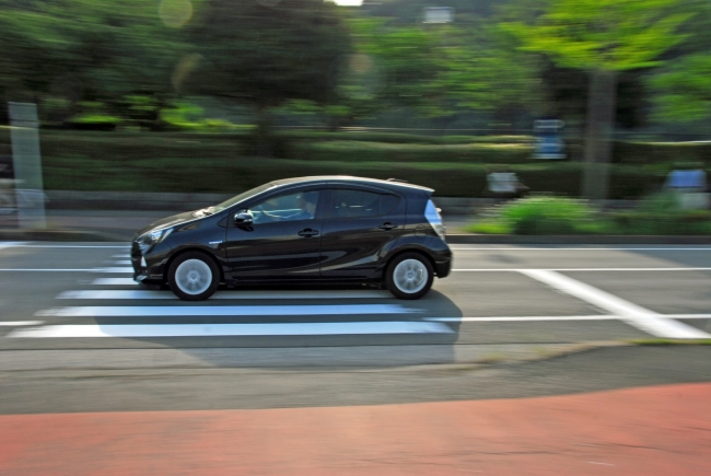 「信号機のない横断歩道」を一時停止せず 通過する自動車（イメージ）