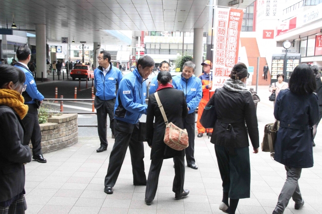 東京での街頭活動の様子（１０月３１日・JR田町駅前）