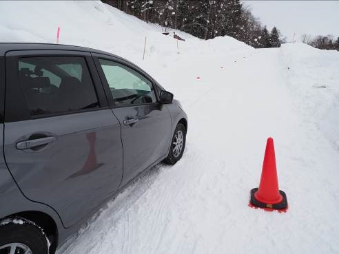 圧雪路の登坂テストで走行可否を検証（イメージ）