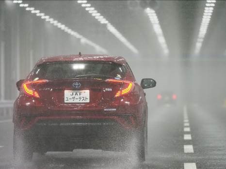 ゲリラ豪雨や濃霧 運転席からの視認性の違いは 灯火の有無による違いを検証 Jafのプレスリリース