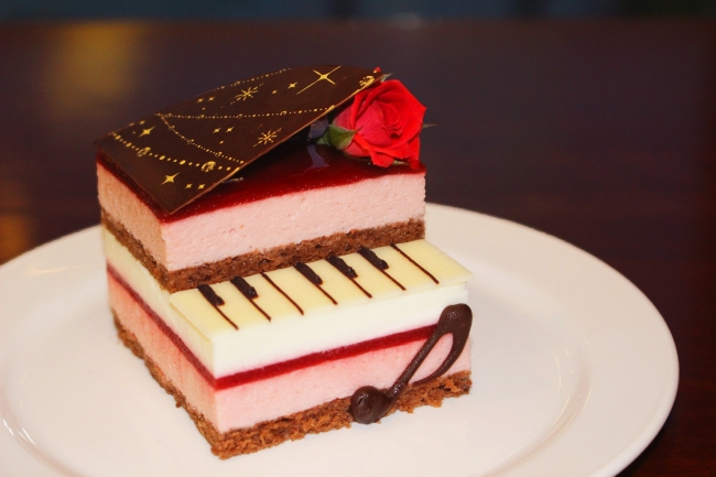 ホテルクラウンパレス浜松 音を奏でるピアノがかわいいケーキに 1日5台 期間限定スイーツ Hmiホテルグループのプレスリリース