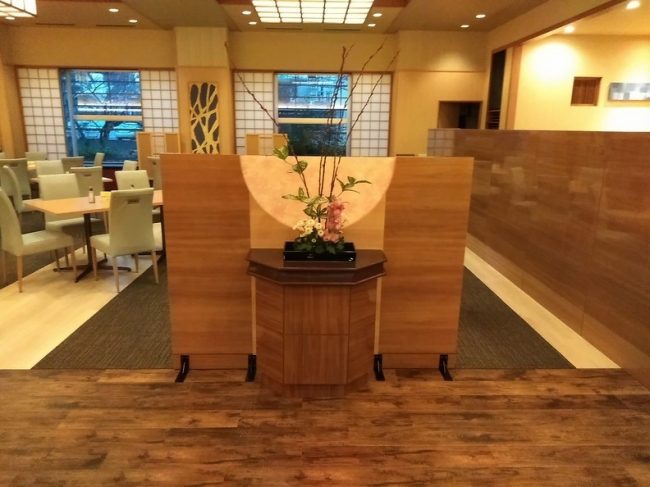 会場入口スペースは日本の四季を感じるオブジェを配置