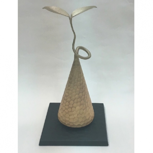 「福の芽」サイズ：25×14.5×11cm　水木・真鍮・金箔