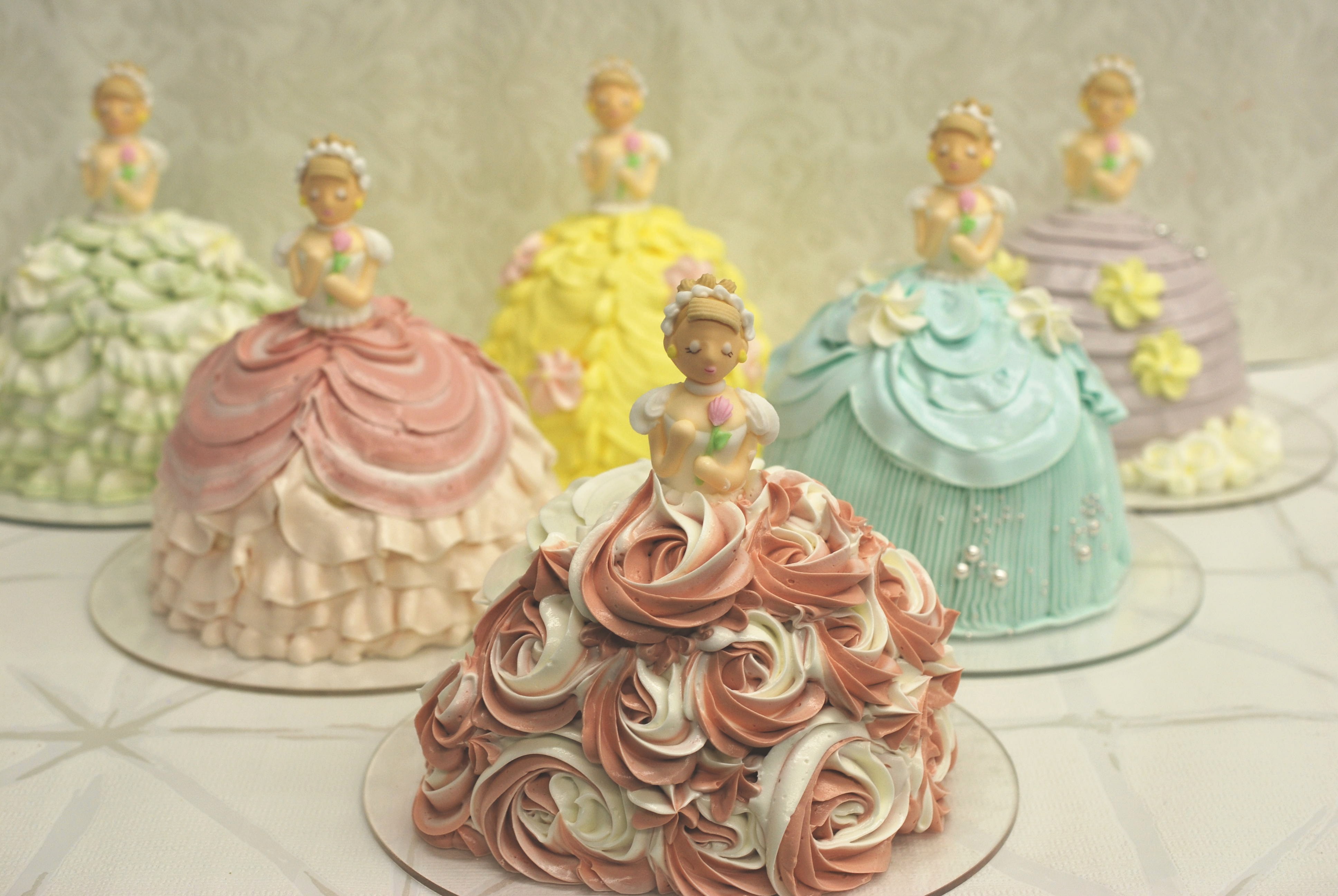 甘いクリームのドレスが可愛いプリンセスのケーキを予約販売 株式会社