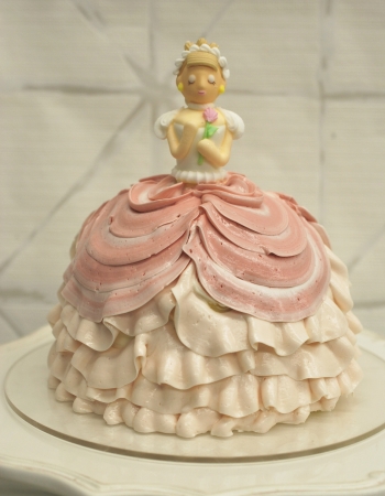 甘いクリームのドレスが可愛いプリンセスのケーキを予約販売 株式会社そごう 西武のプレスリリース
