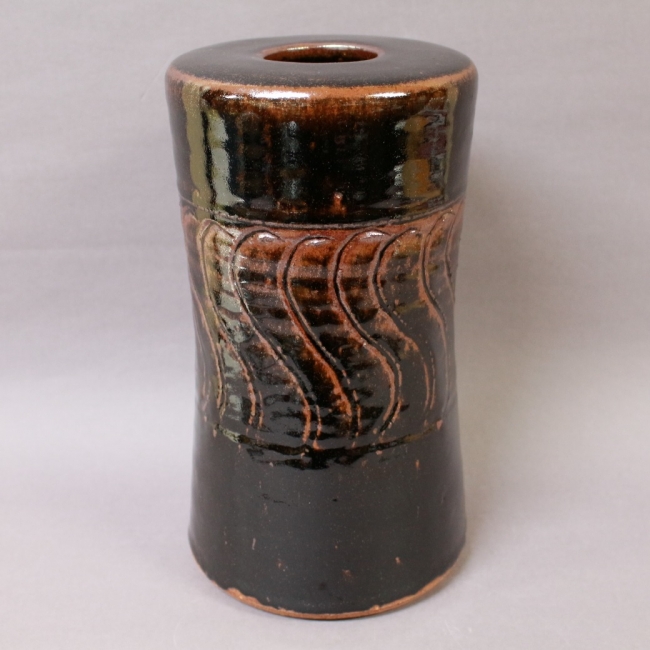黒釉紋押花瓶　サイズ：径15.7×高さ28.2cm　共箱