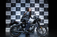 “バイク愛”全開のライディングポーズで颯爽と登場！ダレノガレ明美が語る、英国生まれの「トライアンフ」の魅力とは