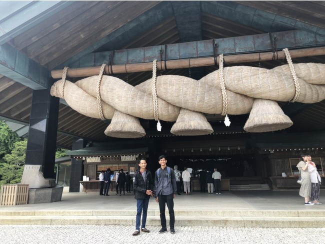 ▲島根県、出雲大社に参拝する2人