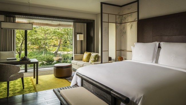 フォーシーズンズホテル京都　歴史ある池庭「積翠園」を臨む客室