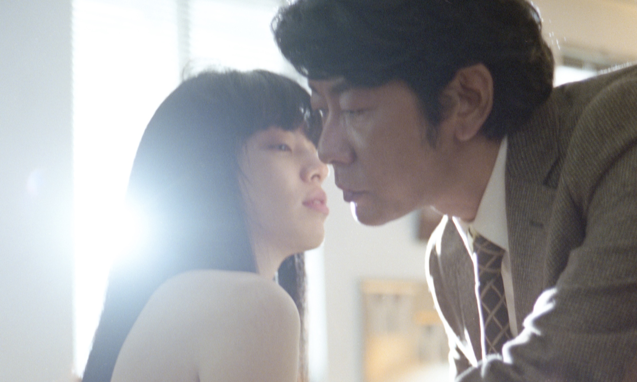 芥川賞作家 小川洋子禁断の官能小説を映画化 ホテルアイリス Blu Ray Dvd 8 3 水 発売 株式会社ハピネットのプレスリリース