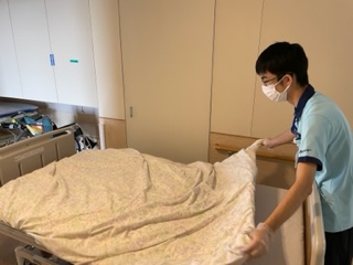 がん研有明病院 病棟でのベッドメイキングの様子