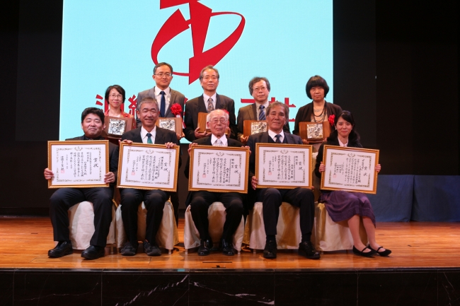 2月5日贈呈式の様子　児童文学賞受賞の盛口氏（前列左から2番目）
