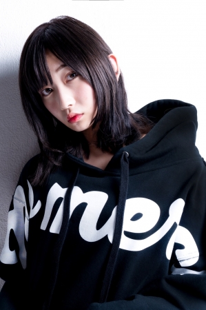 モデルの志田愛佳 Uverworldのtakuya が撮影を行い オフショット写真を公開 株式会社onpa Japanのプレスリリース