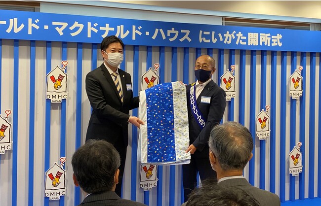 稲川ハウスマネージャー(写真向かって左)へ、ベッドカバー贈呈 稲川ハウスマネージャー(写真向かって左)へ、ベッドカバー贈呈
