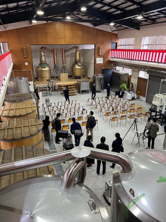 体育館内に設置された製造設備 体育館内に設置された製造設備