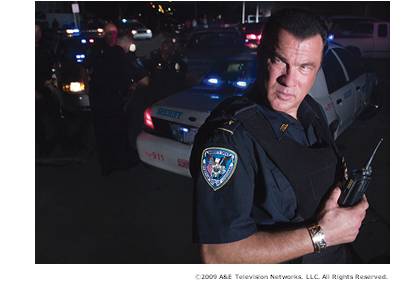 セガール、緊急出動！彼は本物の警察官だった！『実録！スティーヴン・セガール 警察24時！』 | FOXネットワークス株式会社のプレスリリース