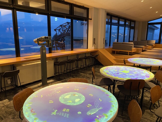 テーブルに映る光の水族館