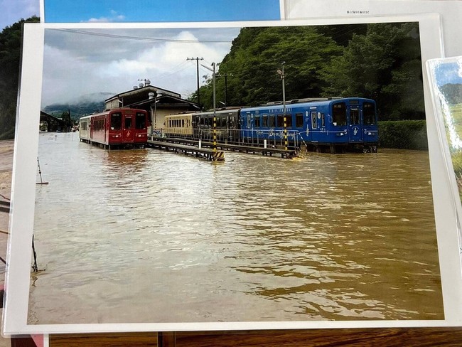 浸水した観光列車「田園シンフォニー」　photo by 佐藤かつあき