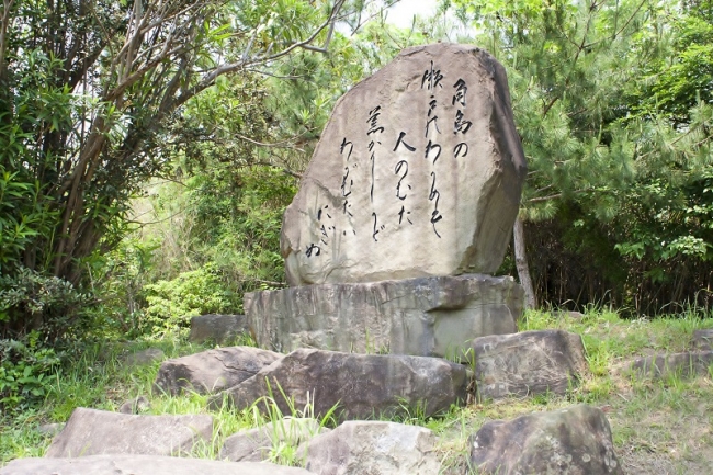 角島の万葉歌碑　　　提供：一般社団法人　山口県観光連盟