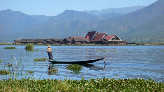 ミャンマー　インター族の湖上生活風景