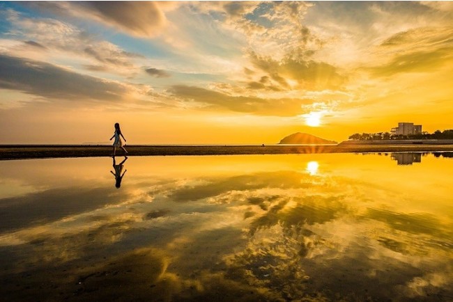 日本のウユニ塩湖　父母ヶ浜の夕景（写真提供：三豊市観光交流局）
