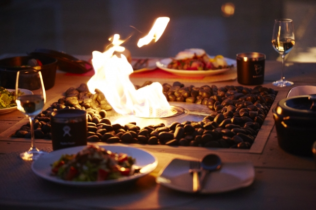 テラス席では暖炉を囲んでお食事を楽しめます