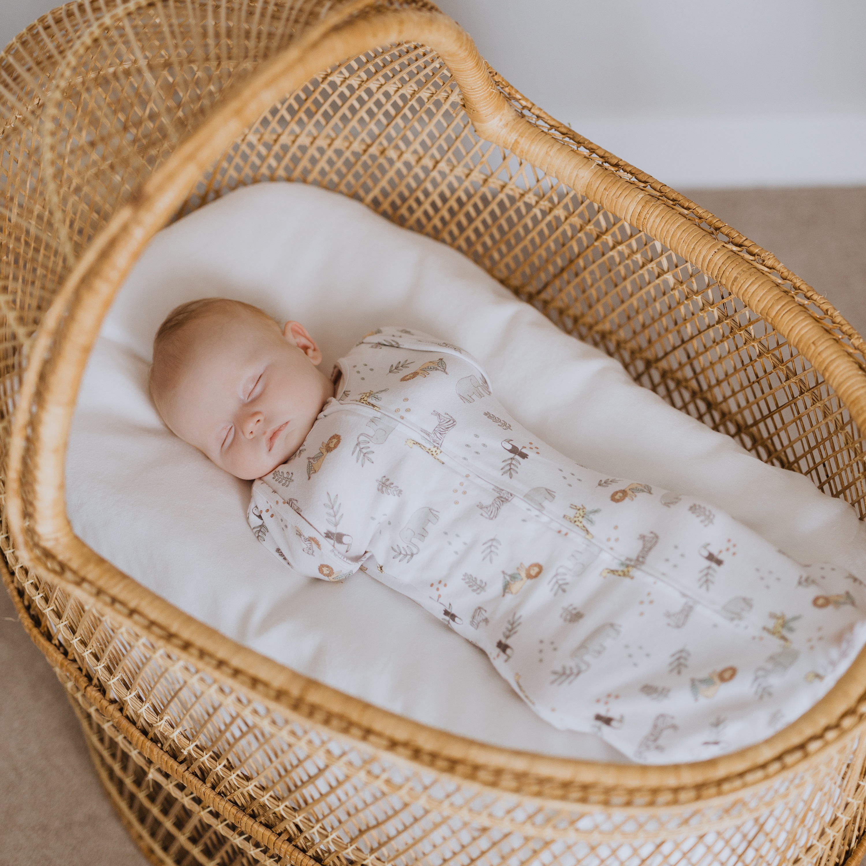 Aden Anais エイデンアンドアネイ Essentials エッセンシャルズ から新商品のスナグスワドル Snug Swaddle とラップスワドル Wrap Swaddle が登場 Aden Anais株式会社のプレスリリース