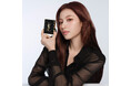 TWICE SANAが、YSLアイコンアイシャドウ「クチュール ミニ クラッチ」の新色を纏った最新LOOKを公開。力強くも洗練された、煌めくまなざしで魅了。