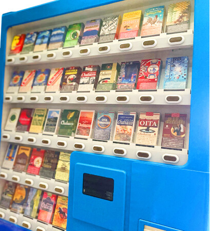 茶業においてしのぎを削るライバル関係でもある静岡県と九州双方の『ちゃばこ』が、3施設の自動販売機内で“協演”