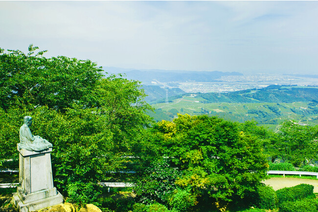 静岡県掛川市の粟ヶ岳の山頂から広大な茶畑を見守る栄西禅師像（写真）をはじめ、静岡県内には栄西禅師の功績を讃える像がさまざまな場所に存在。一方、九州にも栄西禅師にまつわるさまざまな場所やエピソードが存在