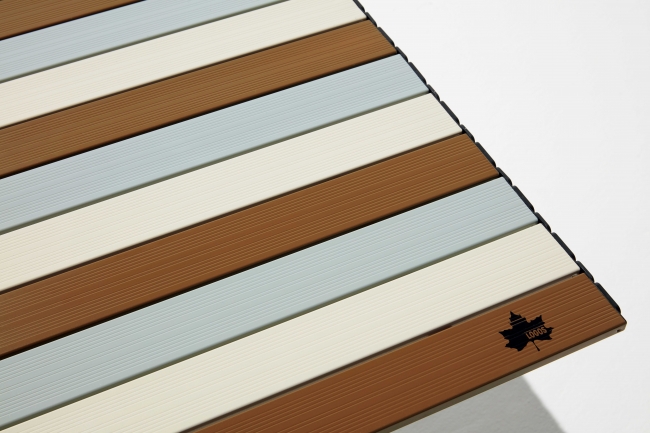 アルミ製のヴィンテージ天板は、汚れを簡単にふき取ることができるのでいつでも清潔に保てる。