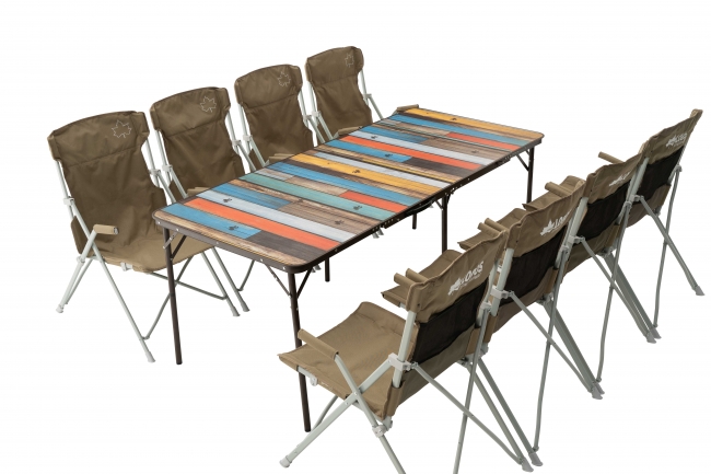 ヴィンテージ天板が特徴のアウトドアテーブル。大人数での食事でも使用できるワイド設計で、8～10脚のチェアをセッティング可能。