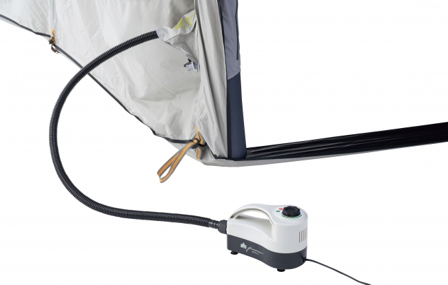 「グランベーシック エアマジック」シリーズをより簡単かつ素早く設営できる電動ポンプ。車のシガーソケットで作動し、半自動で大型テントやタープの設営が可能。