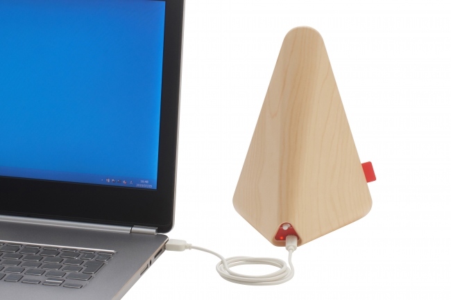 付属のUSBケーブルで 本体とPC等を繋げば蓄電可能。