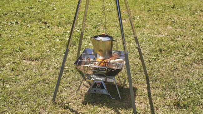 「クワトロポッド」(別売)と 組み合わせて、たき火での 吊り鍋スタイルで調理可能。