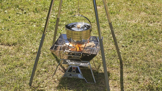 「クワトロポッド」(別売)と組み合わせて、 たき火での吊り鍋スタイルで調理可能。