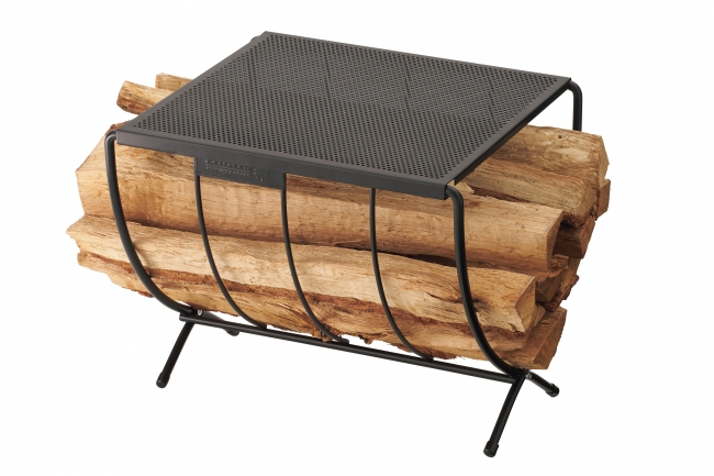 薪置きやミニテーブルとして便利。 薪束ごと置いて、地面からの湿気を防ぐ。
