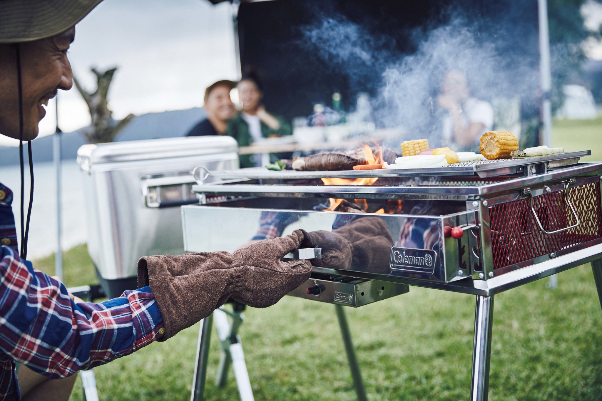 コールマン、電動ファン付きの万能BBQグリルを新発売！うちわ要らずで