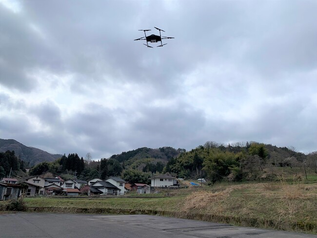 雲南市内を飛行する物流専用ドローン“AirTruck” 雲南市内を飛行する物流専用ドローン“AirTruck”