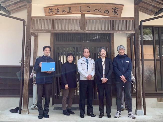 共生の里しこべの家前にて集合写真 共生の里しこべの家前にて集合写真