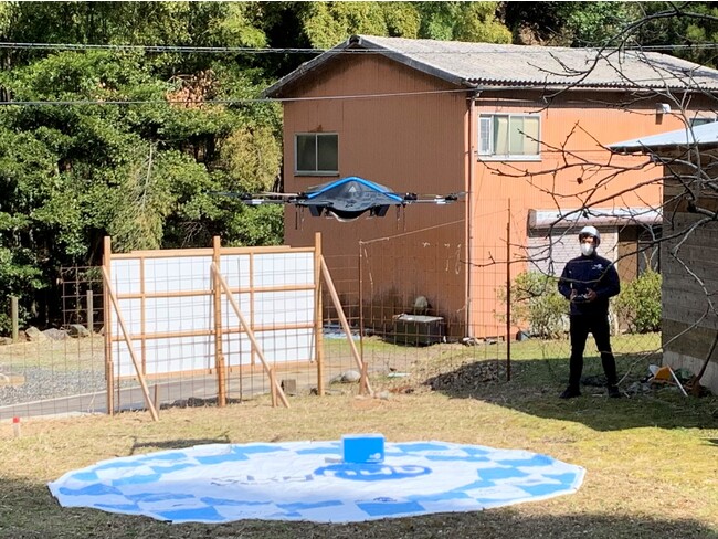 注文の食料品を配送して飛び去る物流専用ドローン“AirTruck” (共生の里 しこべの家) 注文の食料品を配送して飛び去る物流専用ドローン“AirTruck” (共生の里 しこべの家)