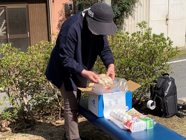 今回ドローン配送で受け取った玉子、牛乳、鹿コロッケ等注文の品を確認する中山勝恵さん(共生の里 しこべの家) 今回ドローン配送で受け取った玉子、牛乳、鹿コロッケ等注文の品を確認する中山勝恵さん(共生の里 しこべの家)