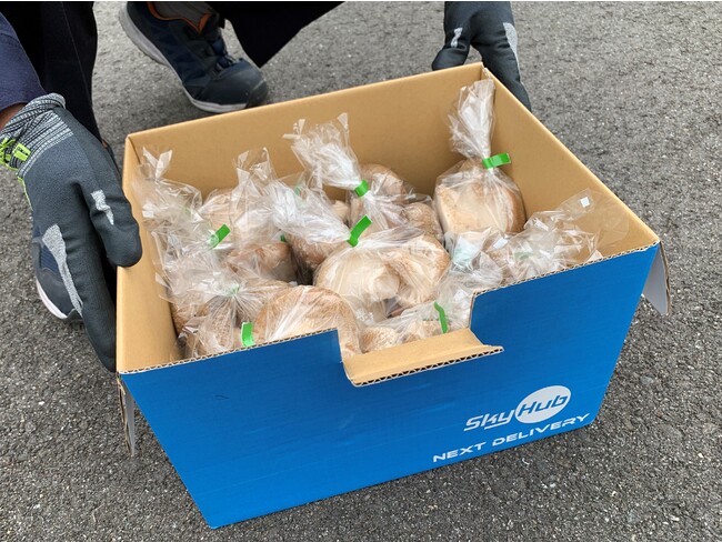 ドローンと車のリレー配送でJAまで届けられた佐那河内村産シイタケ (佐那河内村役場駐車場) ドローンと車のリレー配送でJAまで届けられた佐那河内村産シイタケ (佐那河内村役場駐車場)