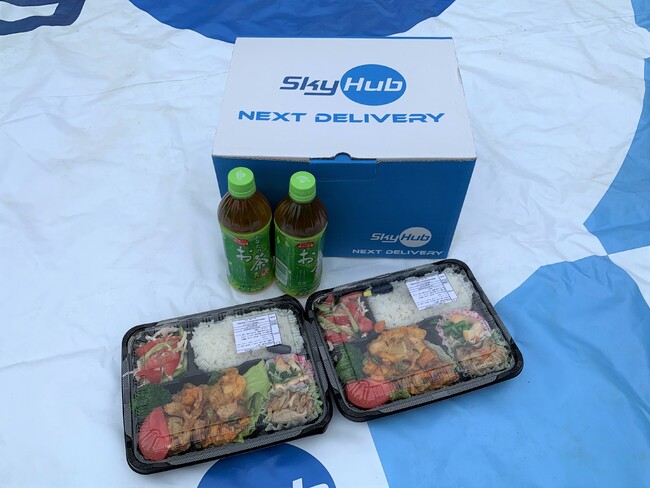 日本発物流専用ドローン“AirTruck”で配送された2人分のお弁当とお茶 日本発物流専用ドローン“AirTruck”で配送された2人分のお弁当とお茶