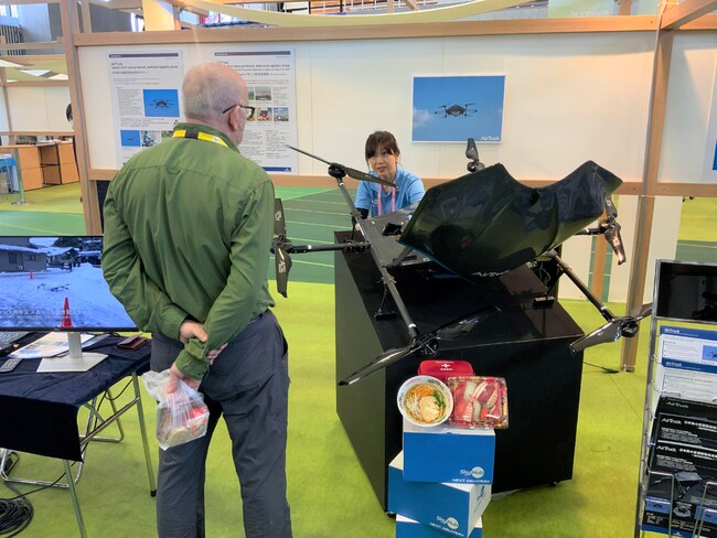 エアロネクストブースで海外メディアに説明の様子 エアロネクストブースで海外メディアに説明の様子