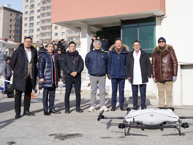 実証実験に使用した物流専用ドローンAirTruckを前にワーキンググループのメンバーとモンゴル国民間航空庁安全検査官Enkhbayar.D